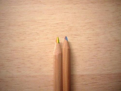ダイソー虹色鉛筆とカラーチャート 断捨離のために絵を描いている